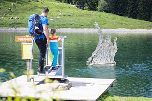 Vater und Tochter entdecken den Riesen im See.