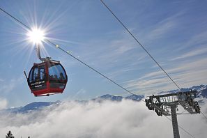 Salvenbahn Gondel in der SkiWelt Hopfgarten bei strahlenden Sonnenschein.
