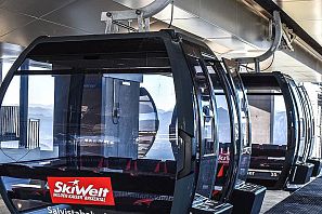 Neue, verglaste Gondelkabinen der Salvistabahn in der SkiWelt Wilder Kaiser – Brixental, bereit zur Abfahrt an der Bergstation mit Blick ins Tal.
