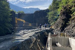 Sandfassung Stampfanger Bach, Kran im Hintergrund, Baustelle