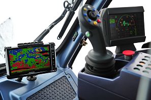 Pistenraupe von innen mit GPS Messgerät.