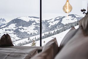 Blick von einem Bett direkt auf die Piste.