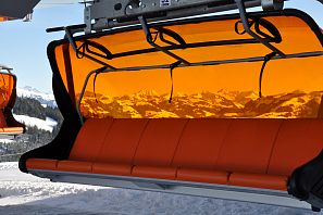 Siller Keat Sessellift mit oranger Kuppel in der SkiWelt Söll.