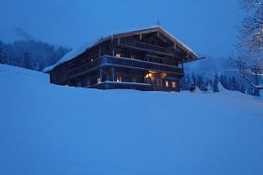 Simolnalm Ansicht bei Nacht im Winter.