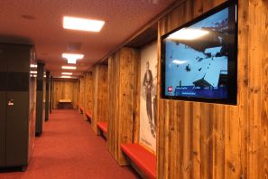 Skidepot in Brixen im Thale mit Bänken und Spinden.