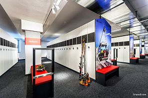 Skidepot mit vielen Spinden für Skier und Skischuhe.