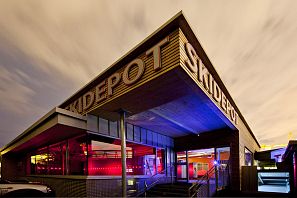 Skidepot Beschilderung an Gebäude.