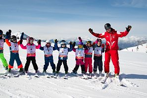 Kindergruppe mit Skilehrer in der SkiWelt.