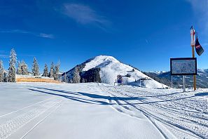 Fotopoint beim Ausstieg der Gondel in Itter, mit Sicht auf die Berge.