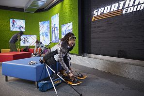 Frau probiert Schneeschuhe im Sporthaus Edinger.