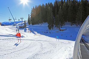 Sonnige Skipiste in der SkiWelt.