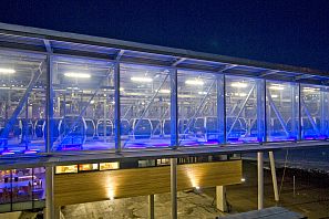 Beleuchtete SkiWeltbahn Gondelstation am Abend.