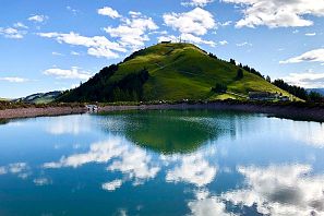 Der Speichersee Kleine Salve mit Ausblick auf die Hohe Salve.