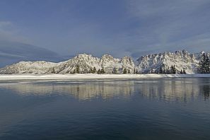Klarer Bergsee mit direkten Blick auf den  Wilden Kaiser und die Alpen.