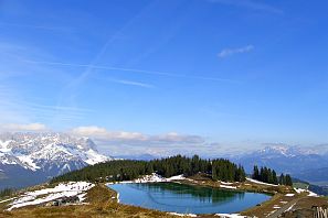 Der Speichersee Tanzboden im Frühling, mit noch ein wenig Schnee.