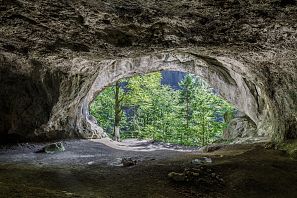 Höhle in den Bergen.