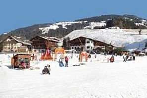 Aussicht auf Kinderskischule und die Landschaft.