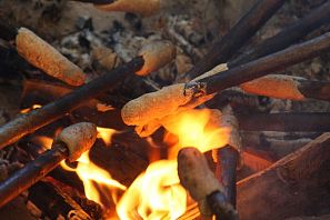 Lagerfeuer mit Stockbroten.
