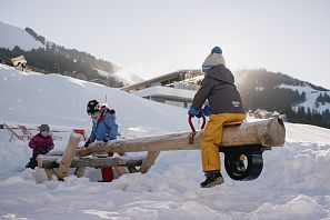 Kinder Spielen am Winterspielplatz.