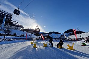 Hexen am Eislaufplatz direkt unter der Mittelstation Söll.