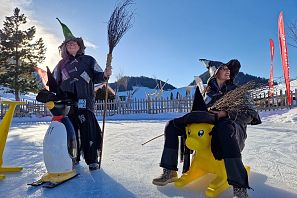 Hexen am Eislaufplatz mit Hilfstieren.