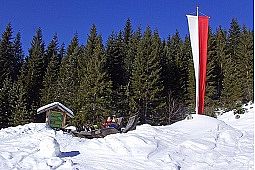 Winterlandschaft mit Holzliegen zum entspannen.