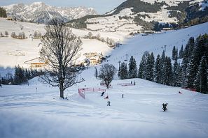 Zeitmessstrecke in Söll mit Sicht auf die Berge.