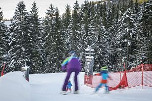 Skifahrer rassen die Zeitmessstrecke in Söll hinunter.