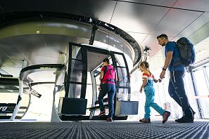 Famiie steigt in die Gondel der Zinsbergbahn.