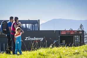 Familie steht vor der modernen Zinsbergahn.