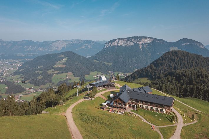 Aufnahme aus Vogelperspektive der Kraftalm und Mittelstation Salvistabahn Itter und Panoramablick im Sommer