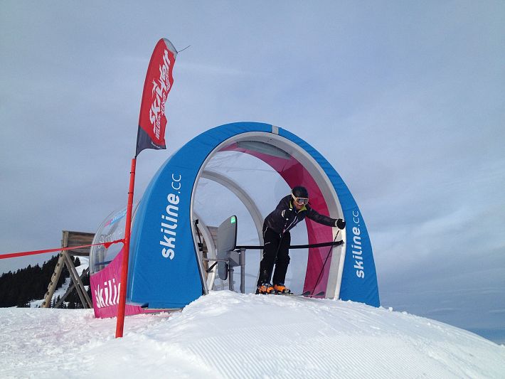 Ein Skifahrer der jeden Moment in die Skimovie Strecke in Westendorf reinstartet.