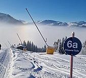 Schild am Pistenrand mit Bezeichnung der Piste.