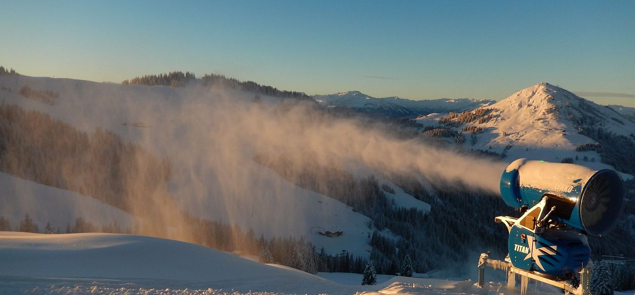 Eine Schneekanone beim beschneien in der SkiWelt Wilder Kaiser-Brixental.