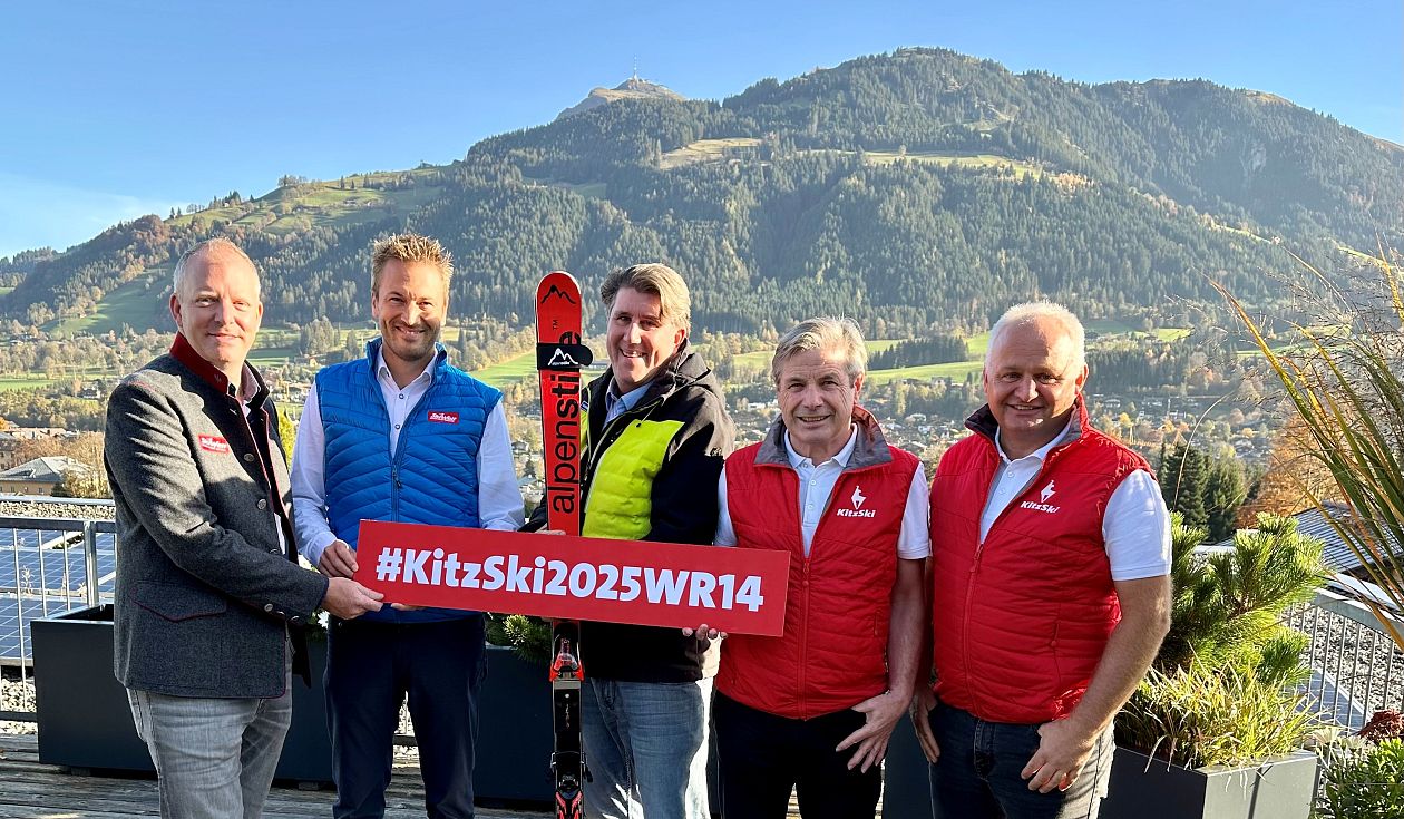 5 Männer halten ein Schild rotes Schild mit weißer Aufschrift #KitzSki2025WR14 - Weltrekordversuch bei KitzSki und SkiWelt Wilder Kaiser Brixental (c) Thomas Liner