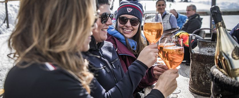 Drei Skifahrer die auf den perfekten Skitag anstoßen.