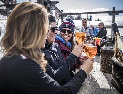 Drei Skifahrer die auf den perfekten Skitag anstoßen.