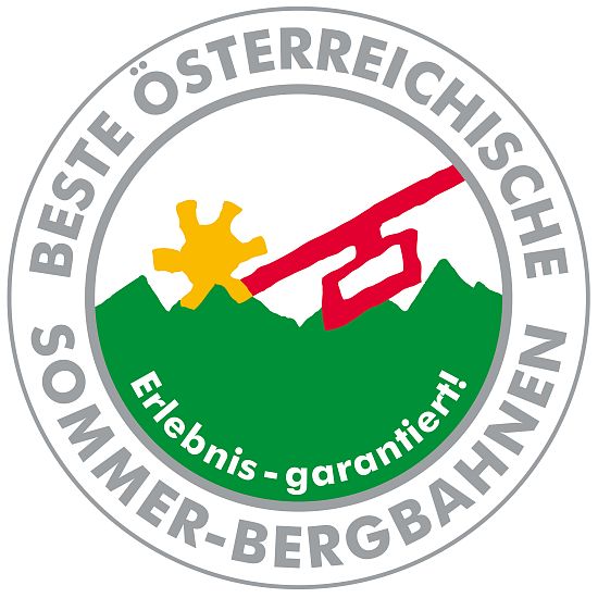 Rundes Qualitätssiegel der Besten Österreichischen Sommer-Bergbahnen mit Bergmotiv, gelber Sonne, roter Gondel und dem Schriftzug Erlebnis – garantiert