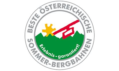 Rundes Qualitätssiegel der Besten Österreichischen Sommer-Bergbahnen mit Bergmotiv, gelber Sonne, roter Gondel und dem Schriftzug Erlebnis – garantiert
