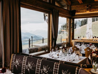 Restaurant mit gedeckten Tischen mit schöner Dekoration.