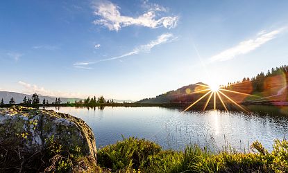 Sonnenaufgang am Morgen an einem Bergsee.