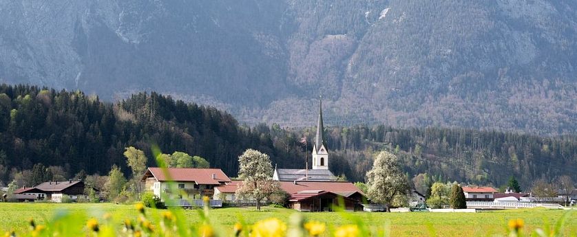 Dorf mit Kirche.
