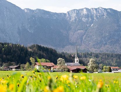 Dorf mit Kirche.