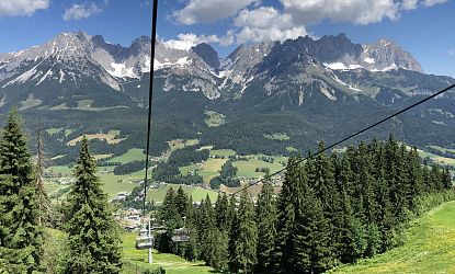 Blick vom Sessellift auf ein einzigartiges Gebirge.