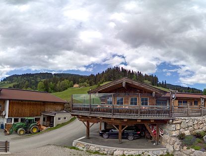 Blick auf Gasthaus sehr bewölkt.