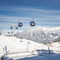 Winterpanorama mit Gondeln.