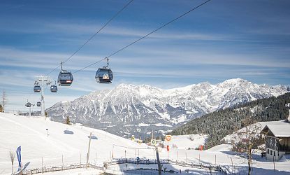 Winterpanorama mit Gondeln.
