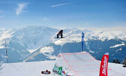 Snowboardfahrer im Funpark.
