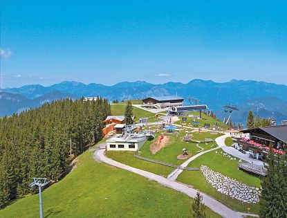 Aussicht auf ein Berggasthaus und ein schönes Panorama.