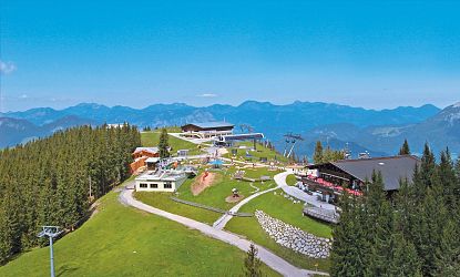 Aussicht auf ein Berggasthaus und ein schönes Panorama.